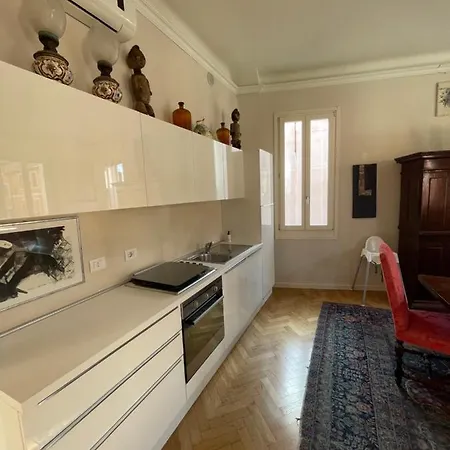 Elegante In Centro A Nyaraló